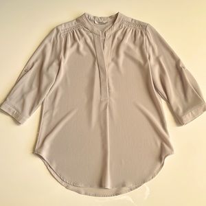 Mandee blouse crepe textured fabric, V-neck, scalloped bottom, 3/4 long